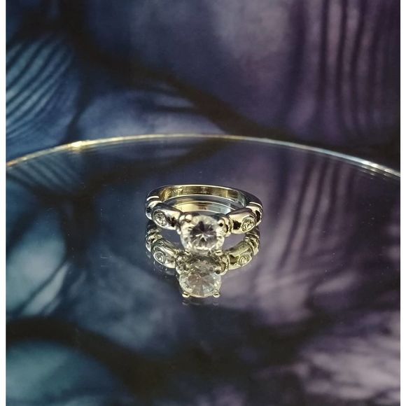 Swarovski Elements - Size 6.5 - 18K gold plated ring as pictured - Picture 1 of 7